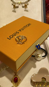 Louis Vuitton LV gold letter diamond small flower ring-3722